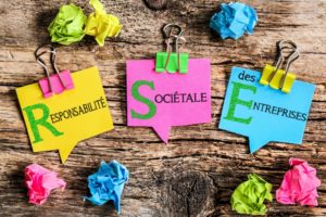 Post-its avec les lettres " R ", " S " et " E " illustrant la politique RSE dans une démarche de développement durable 