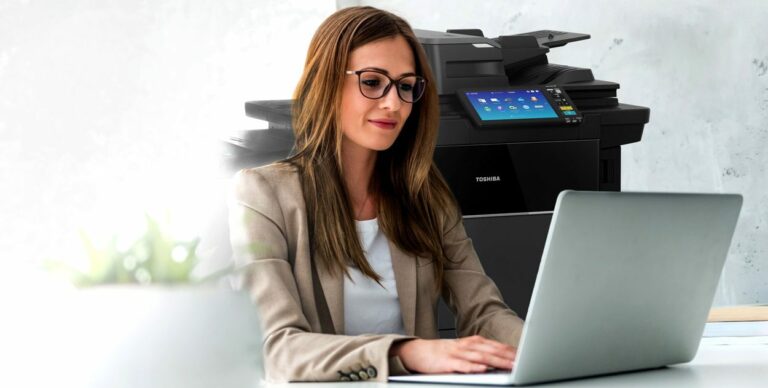 Femme travaillant au bureau