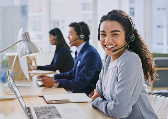 Femme et homme au bureau de travail