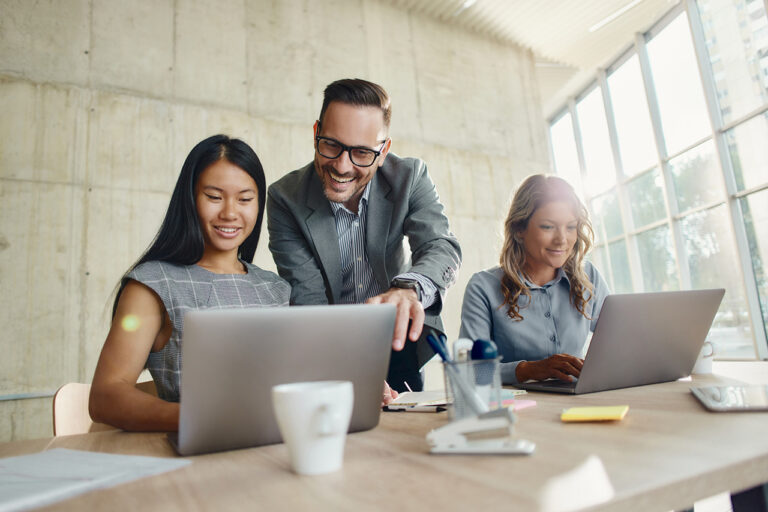 Collègues de travail au bureau travaillant autour de la facturation électronique